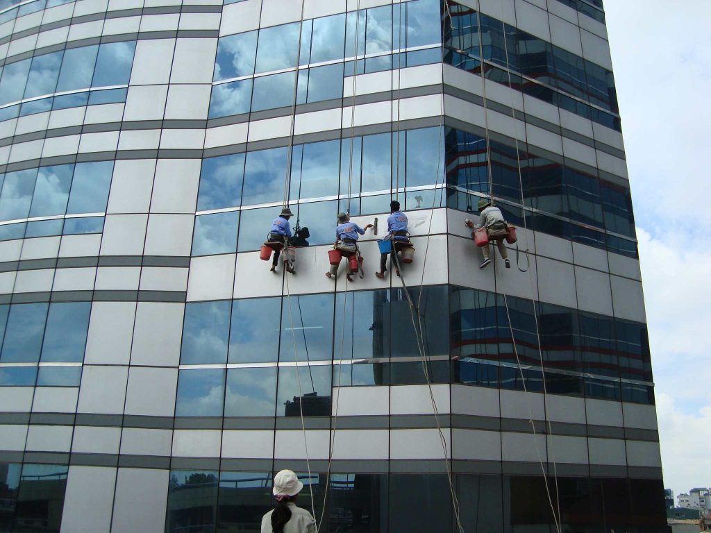 Dịch vụ vệ sinh kính bên ngoài tòa nhà cao tầng tại Housecare - Chuyên nghiệp, uy tín, đảm bảo chất lượng