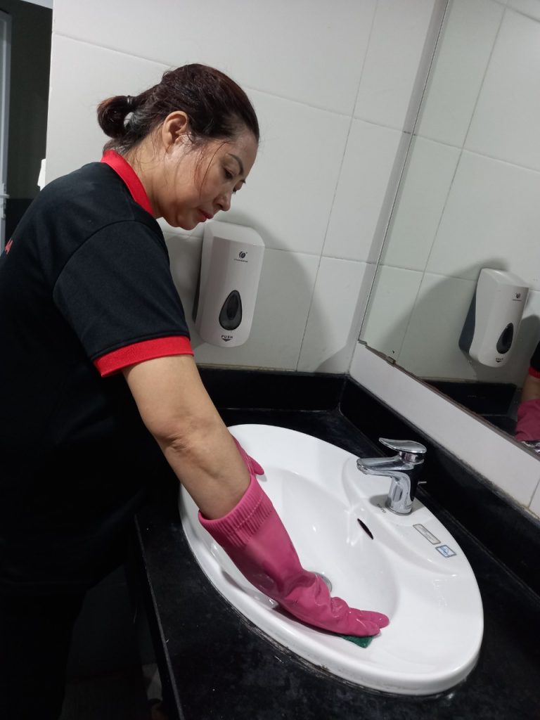 Vệ sinh thiết bị trong nhà tắm bao gồm vệ sinh bồn rửa tay và bồn tắm sạch sẽ chuyên nghiệp
